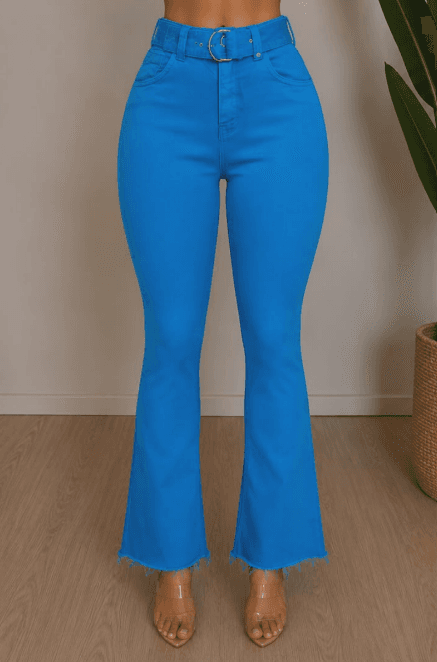 CALÇA FEMININA FLARE SARJA COLOR BARRA DESFIADA COM CINTO